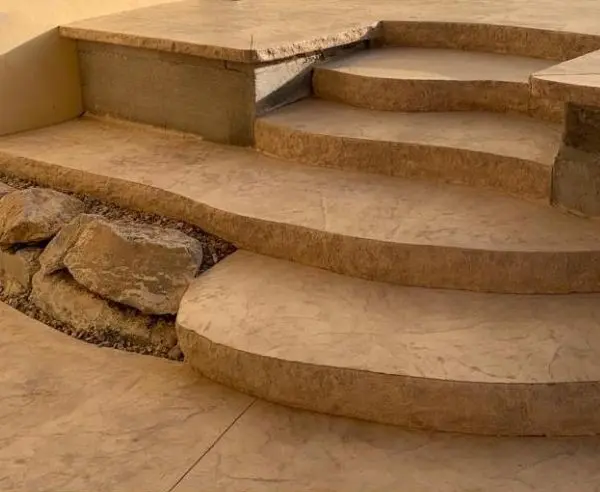 Escalera exterior revestida con hormigón impreso en tonos naturales