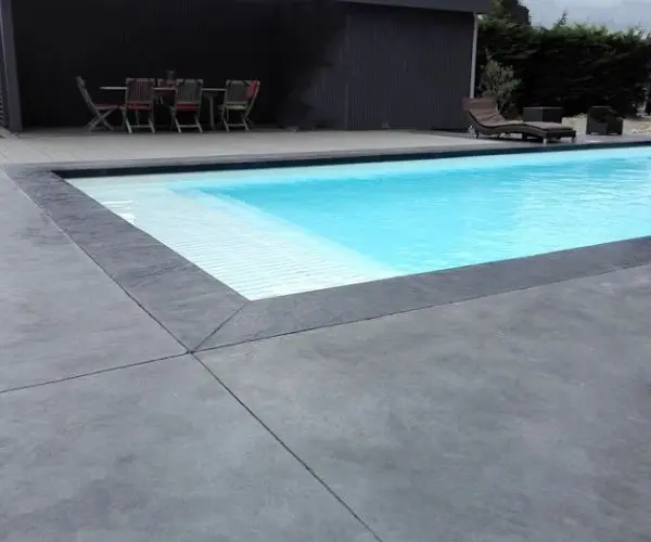 Piscina con pavimento de hormigón impreso en acabado decorativo